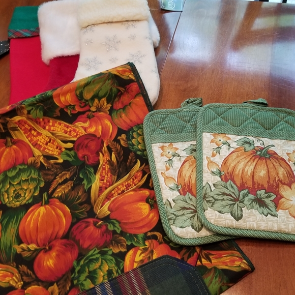 Collection of holiday linens and wall hangings - Picture 6 of 7